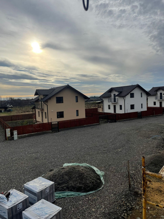 Casă nouă la stadiu finisat de vânzare în Reghin