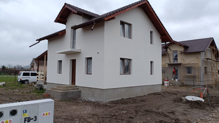 Casă nouă la stadiu finisat de vânzare în Reghin