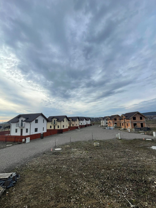 Casă nouă la stadiu finisat de vânzare în Reghin