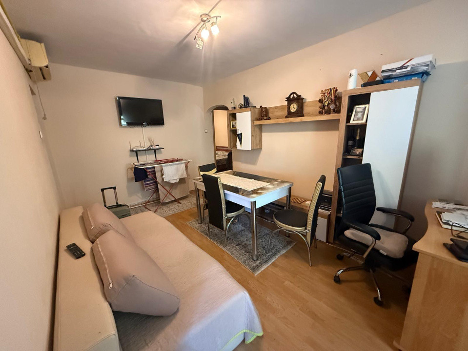 Apartament 3 camere semidecomandat, 50mp, Craiovita, zona Bigu Vechi