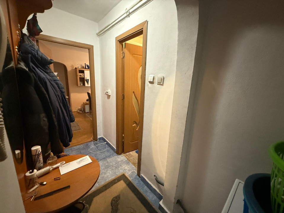 Apartament 3 camere semidecomandat, 50mp, Craiovita, zona Bigu Vechi