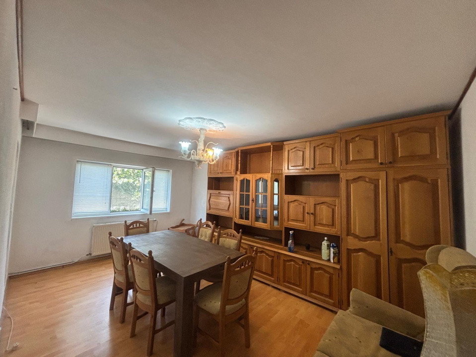 Apartament 3 camere de vanzare 