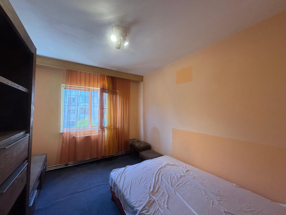 Apartament 3 camere de vanzare 