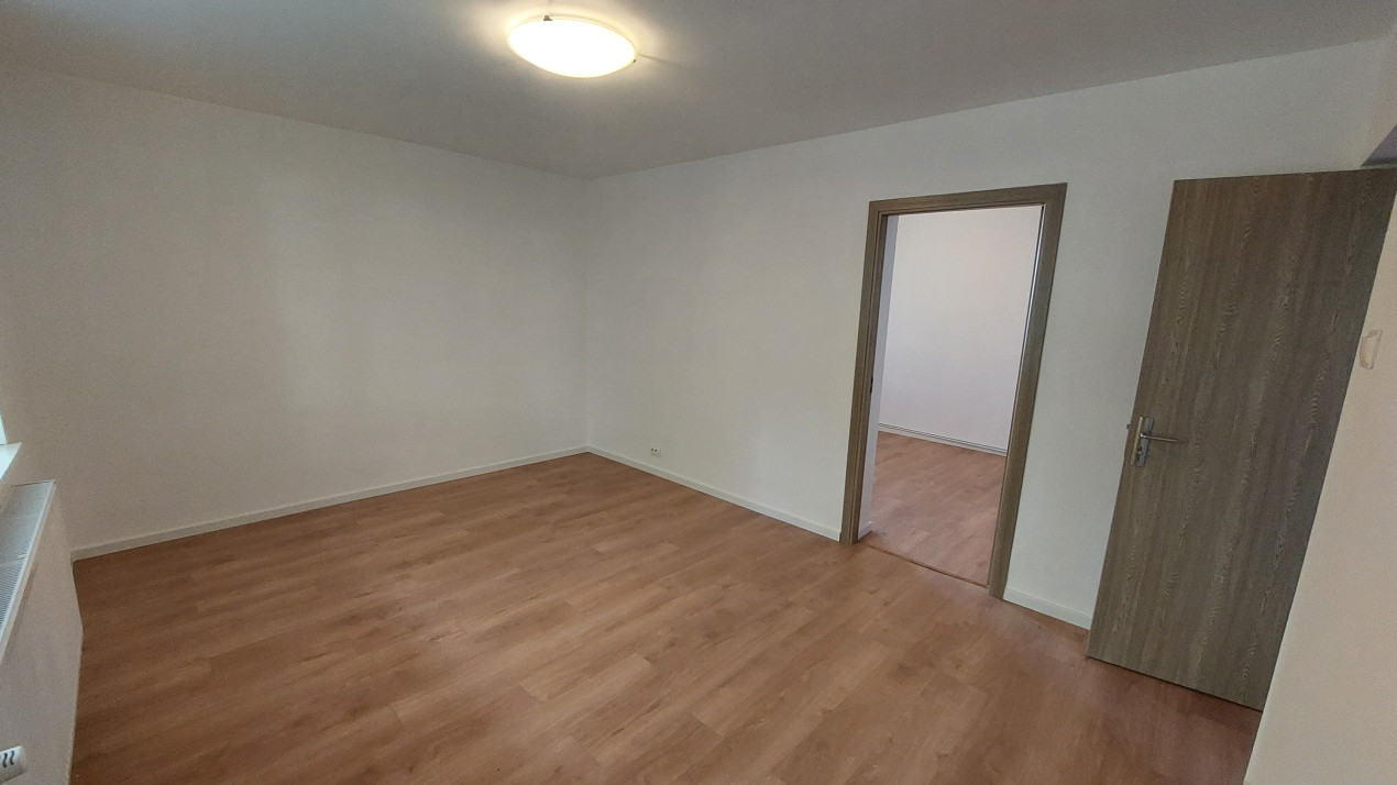 Apartament 3 camere semidecomandat, parter, Rovine zona Facultatea de Drept