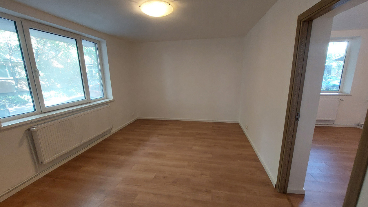 Apartament 3 camere semidecomandat, parter, Rovine zona Facultatea de Drept