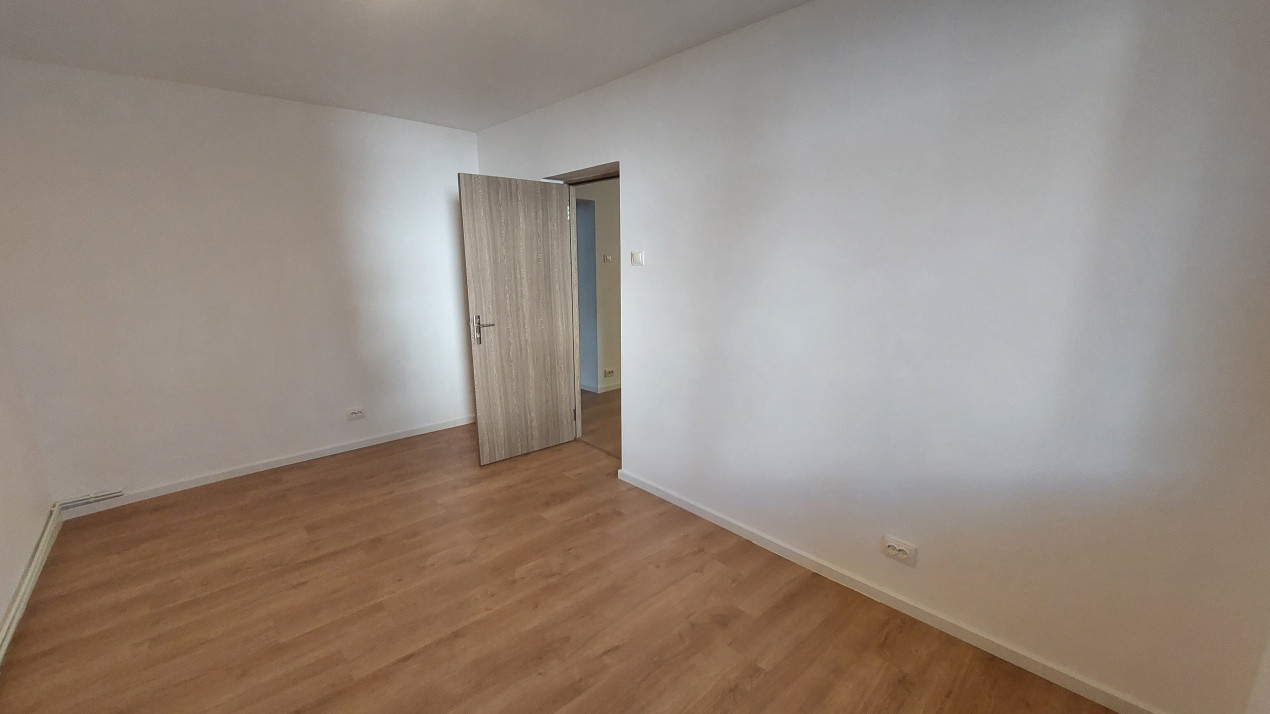 Apartament 3 camere semidecomandat, parter, Rovine zona Facultatea de Drept