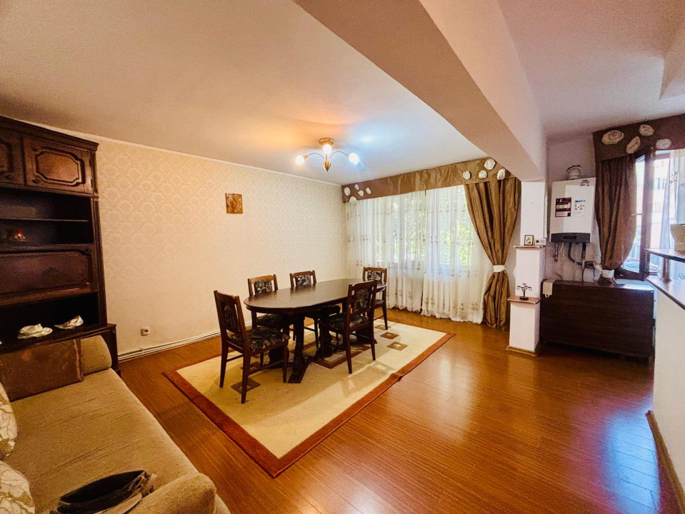 De vanzare apartament 4 camere zona Ultracentrala
