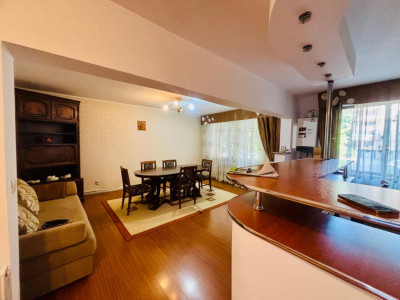 De vanzare apartament 4 camere zona Ultracentrala