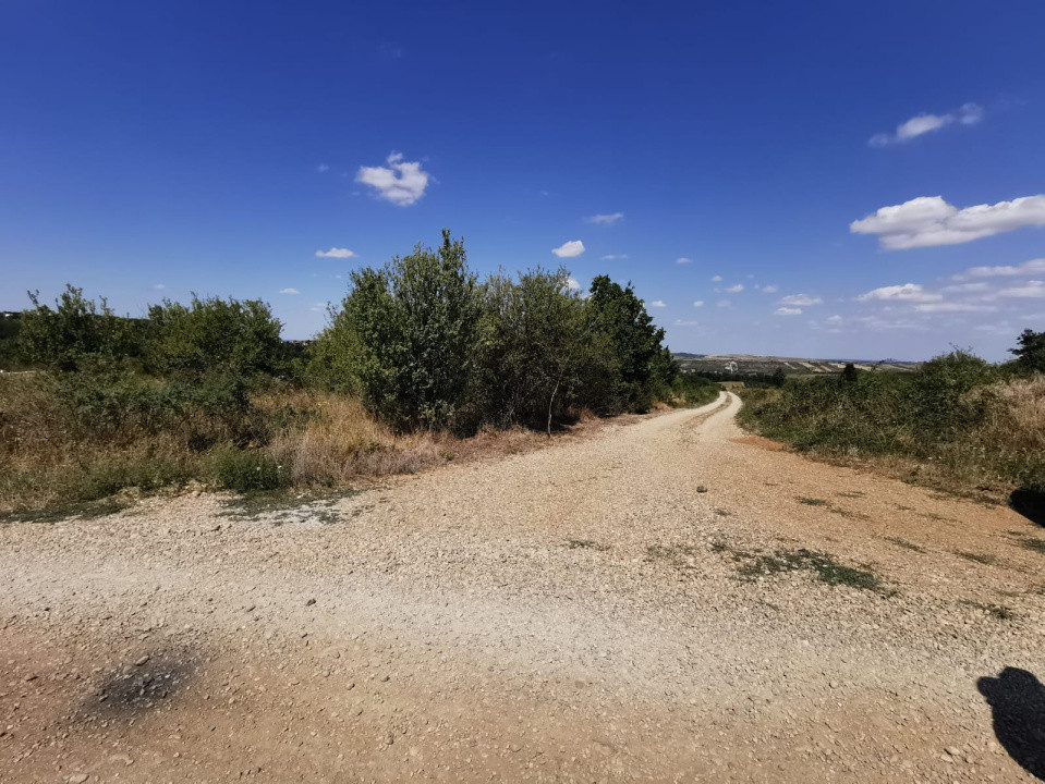 Teren intravilan de vanzare, 3.500 mp, cu front stradal de 21,5 ml