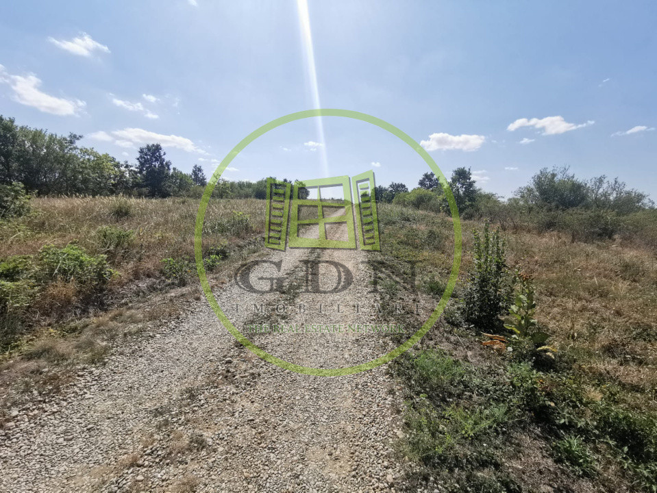 Teren intravilan de vanzare, 3.500 mp, cu front stradal de 21,5 ml