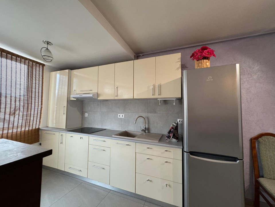 Inchiriere apartamnt cu 3 camere spatioase - zona centrala + loc de parcare