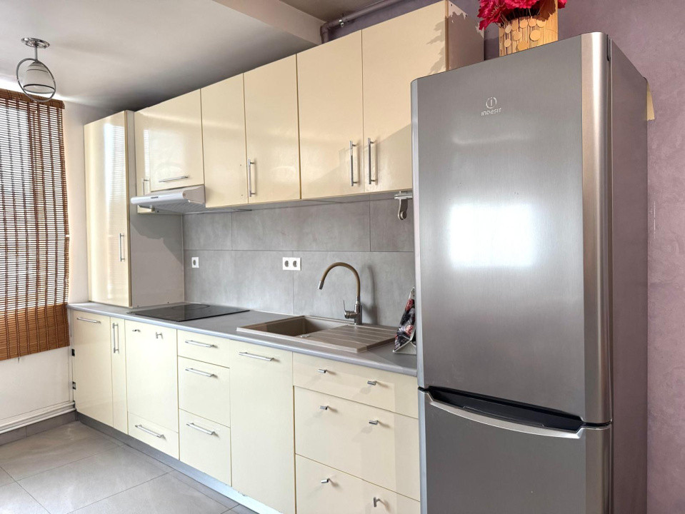 Inchiriere apartamnt cu 3 camere spatioase - zona centrala + loc de parcare