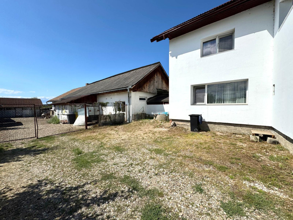 Casa spatioasa cu zona amenajata pentru ferma - Cicarlau
