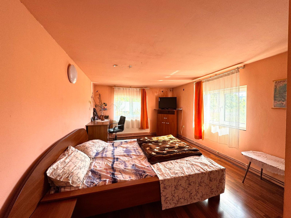 Casa spatioasa cu zona amenajata pentru ferma - Cicarlau