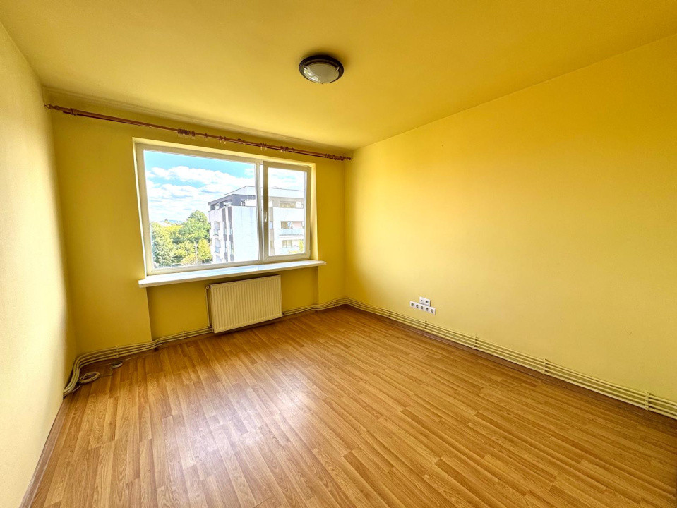 Apartament de vanzare  - 3 camere - zona Iuliu Maniu