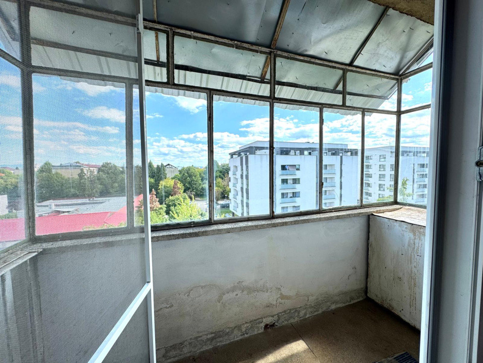 Apartament de vanzare  - 3 camere - zona Iuliu Maniu