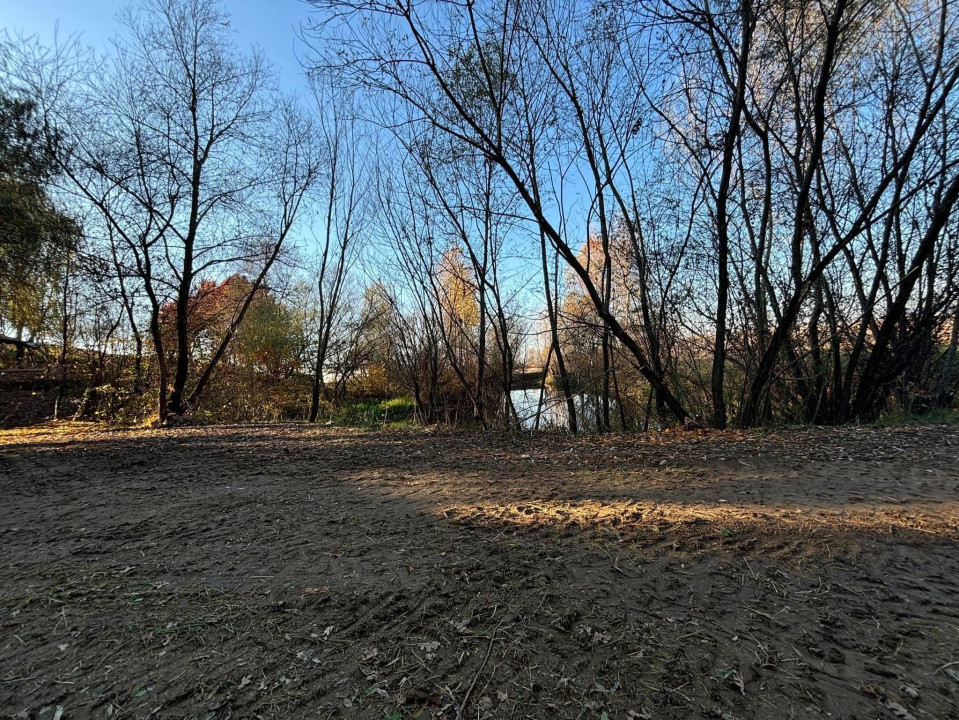 Teren cu balta de pescuit de vanzare 