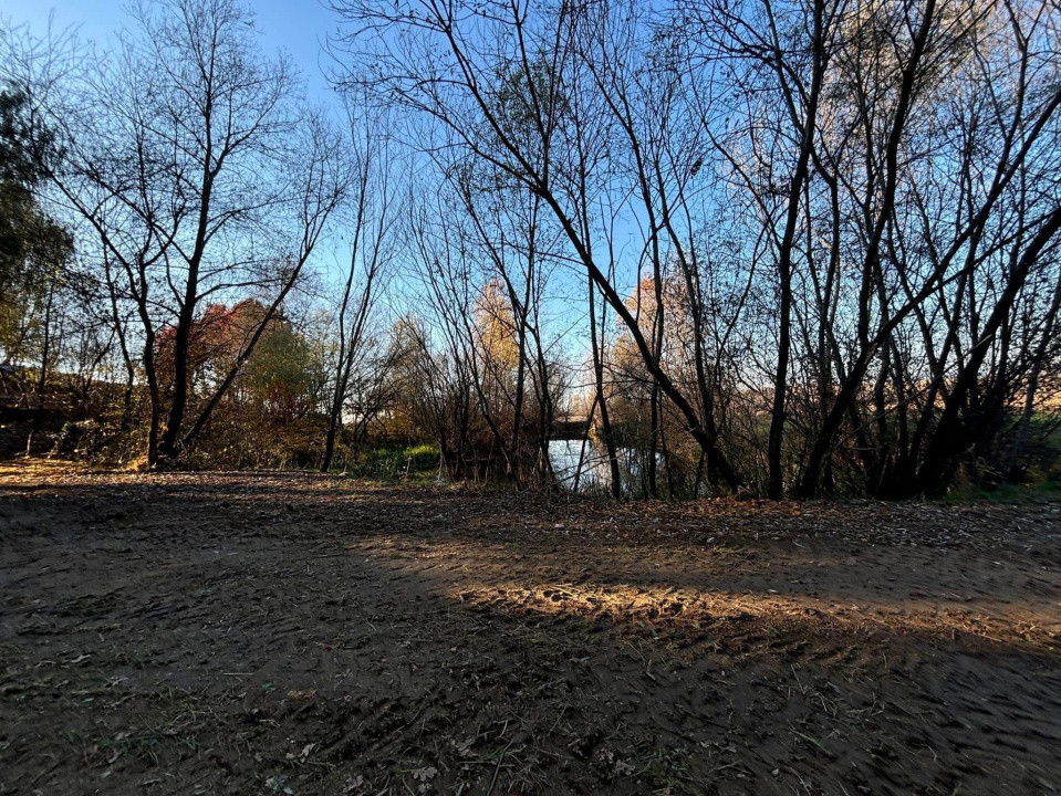 Teren cu balta de pescuit de vanzare 