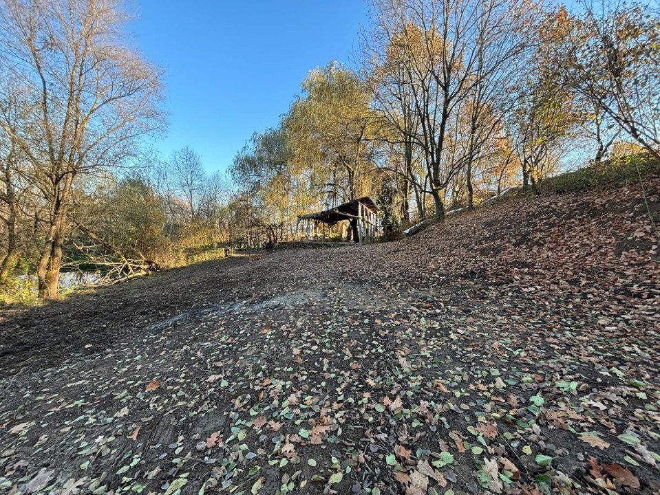 Teren cu balta de pescuit de vanzare 