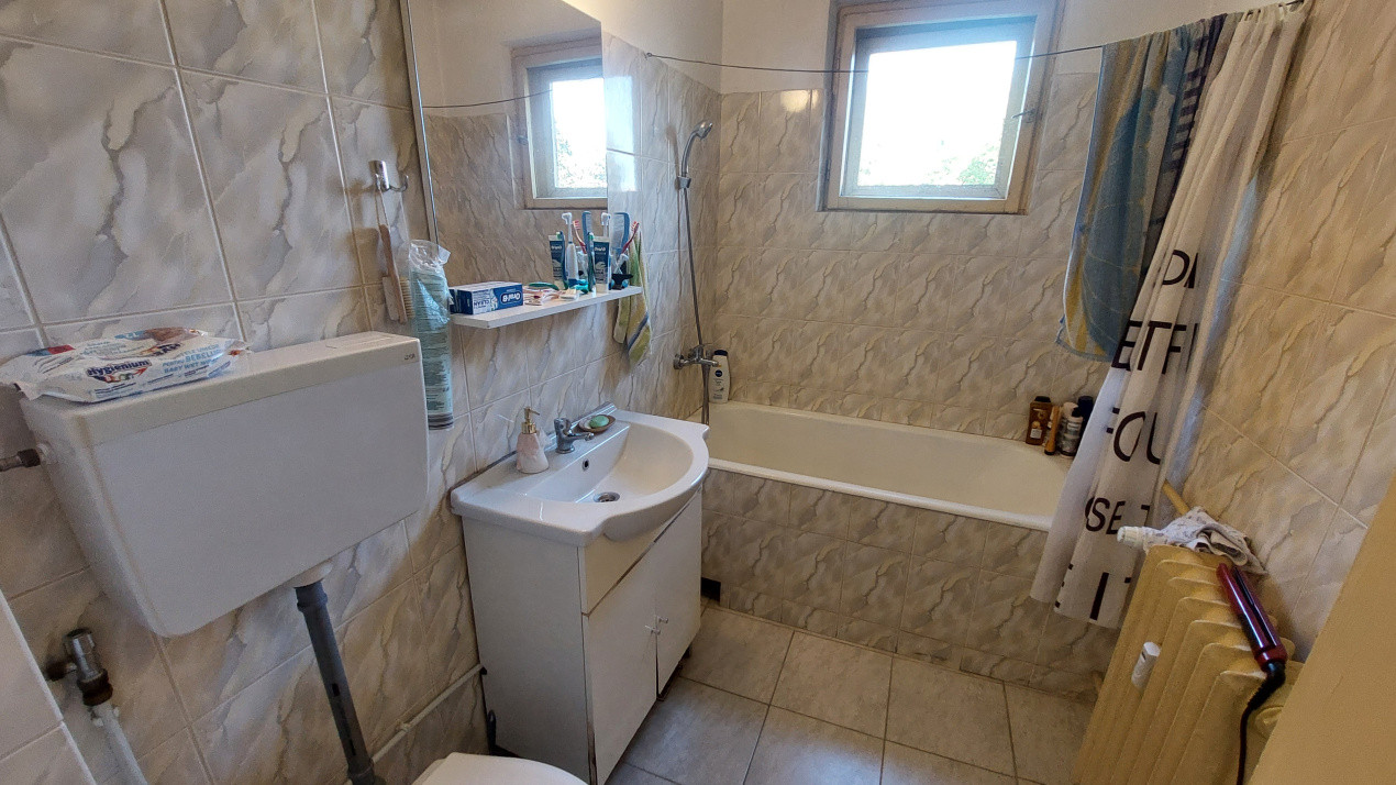 Apartament 3 camere decomandat, etajul 4, 1 Mai zona Insula