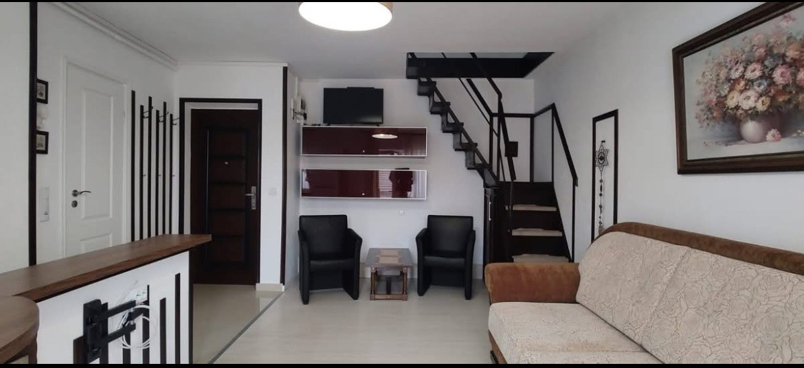 Apartament 3 camere, la mansardă- zona Milea 