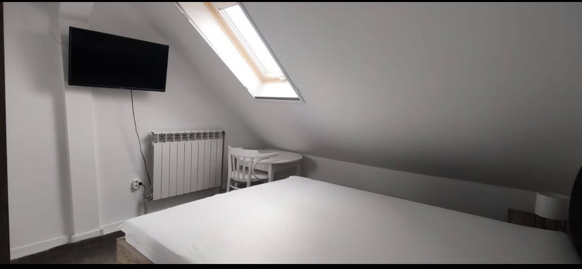 Apartament 3 camere, la mansardă- zona Milea 