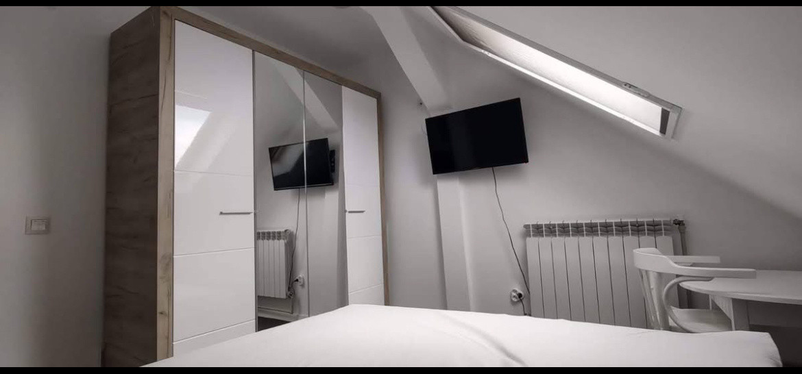 Apartament 3 camere, la mansardă- zona Milea 