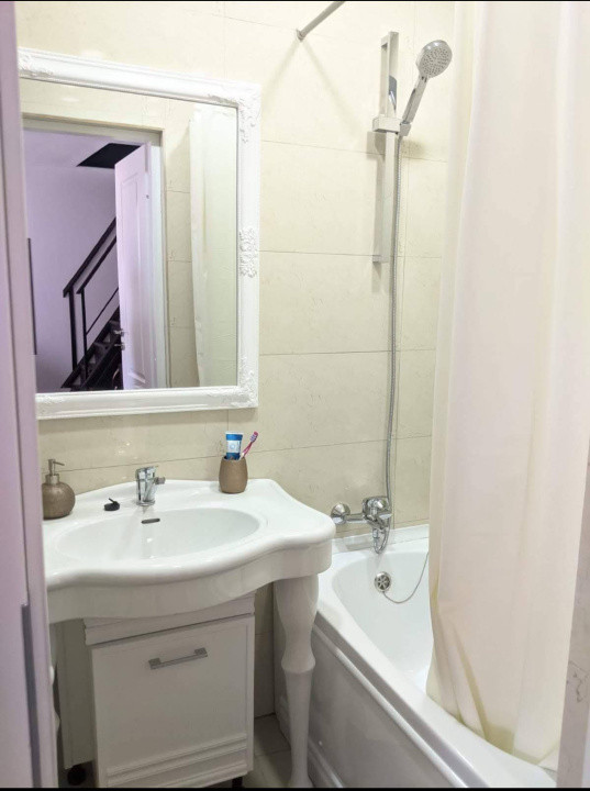 Apartament 3 camere, la mansardă- zona Milea 