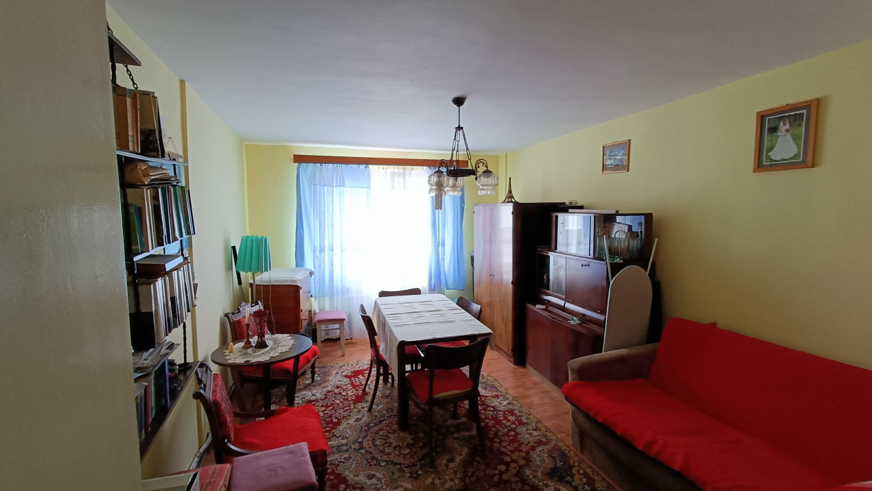 Apartament cu 3 camere de vânzare 