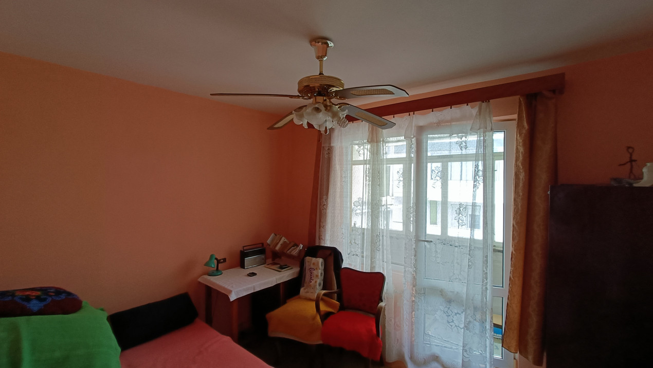 Apartament cu 3 camere de vânzare 