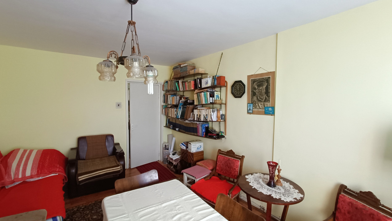 Apartament cu 3 camere de vânzare 