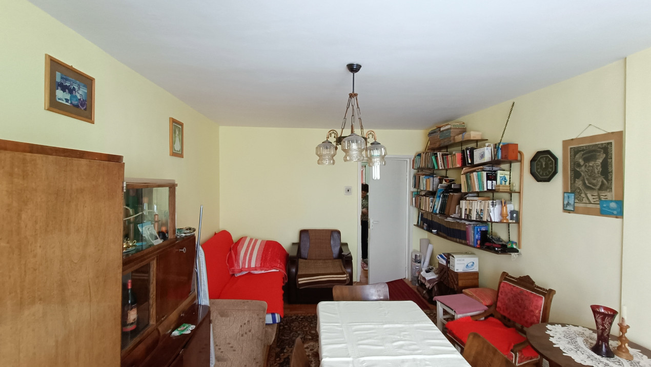 Apartament cu 3 camere de vânzare 