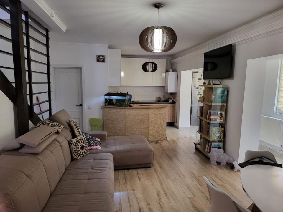 De închiriat - Apartament 4 camere cu curte comună, Floresti, 90 mp.