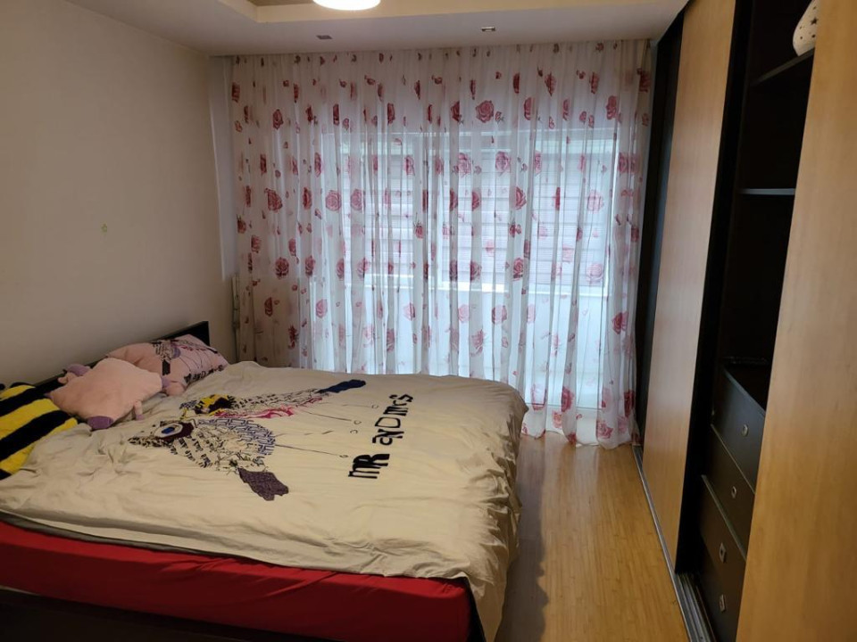 De închiriat - Apartament 4 camere cu curte comună, Floresti, 90 mp.