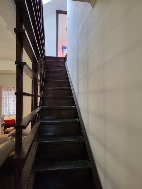 De închiriat - Apartament 4 camere cu curte comună, Floresti, 90 mp.