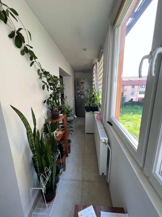 De închiriat - Apartament 4 camere cu curte comună, Floresti, 90 mp.