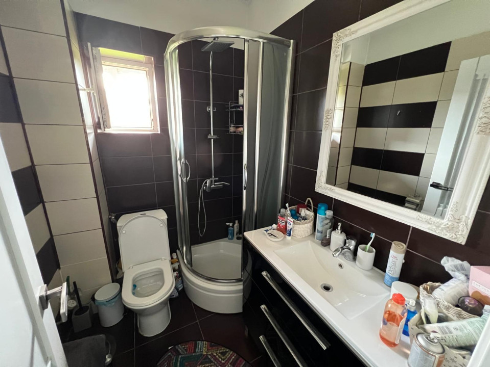 De închiriat - Apartament 4 camere cu curte comună, Floresti, 90 mp.