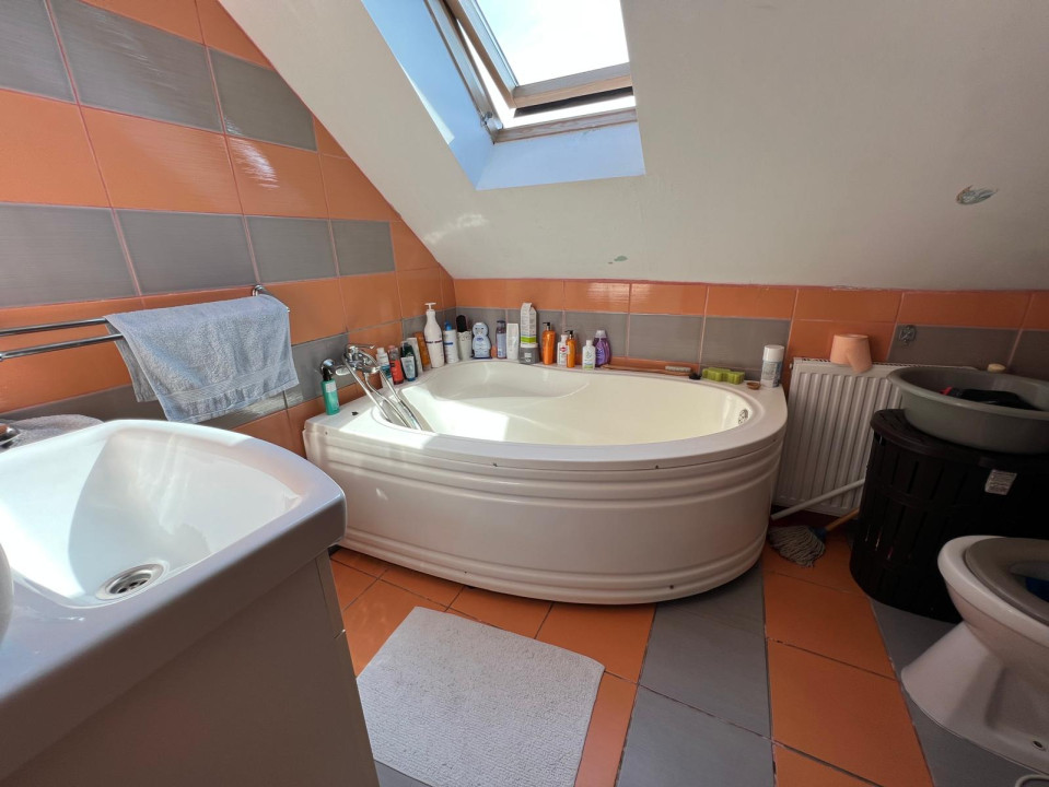 De închiriat - Apartament 4 camere cu curte comună, Floresti, 90 mp.