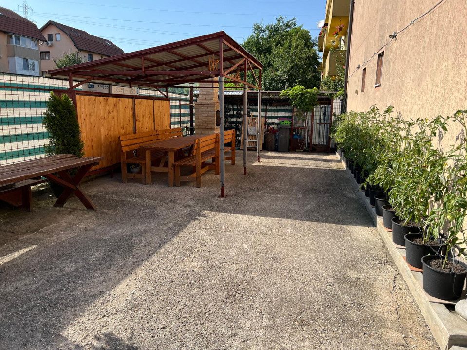 De închiriat - Apartament 4 camere cu curte comună, Floresti, 90 mp.