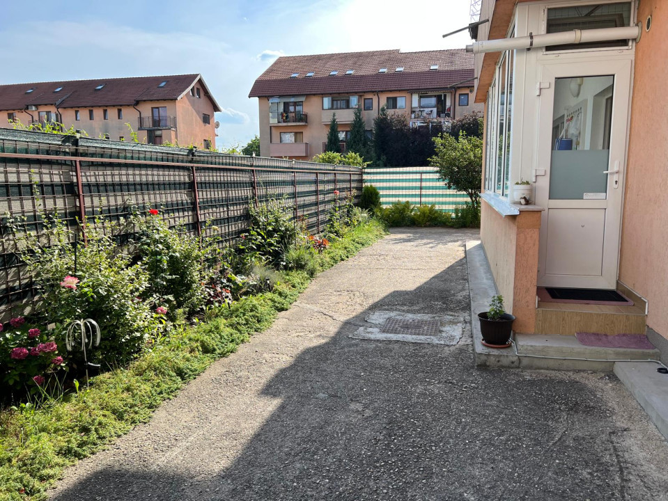 De închiriat - Apartament 4 camere cu curte comună, Floresti, 90 mp.