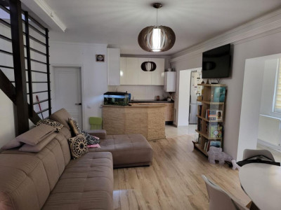De închiriat - Apartament 4 camere cu curte comună, Floresti, 90 mp.