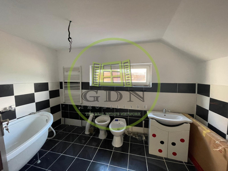 Casa parter cu 3 camere și spațiu mansardabil în pod în cartierul Brestei