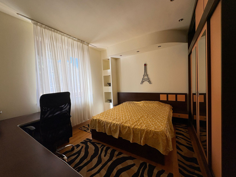 Apartament, 3 camere, 98 mp, semidecomandat, Centru , Zona Scoala Traian