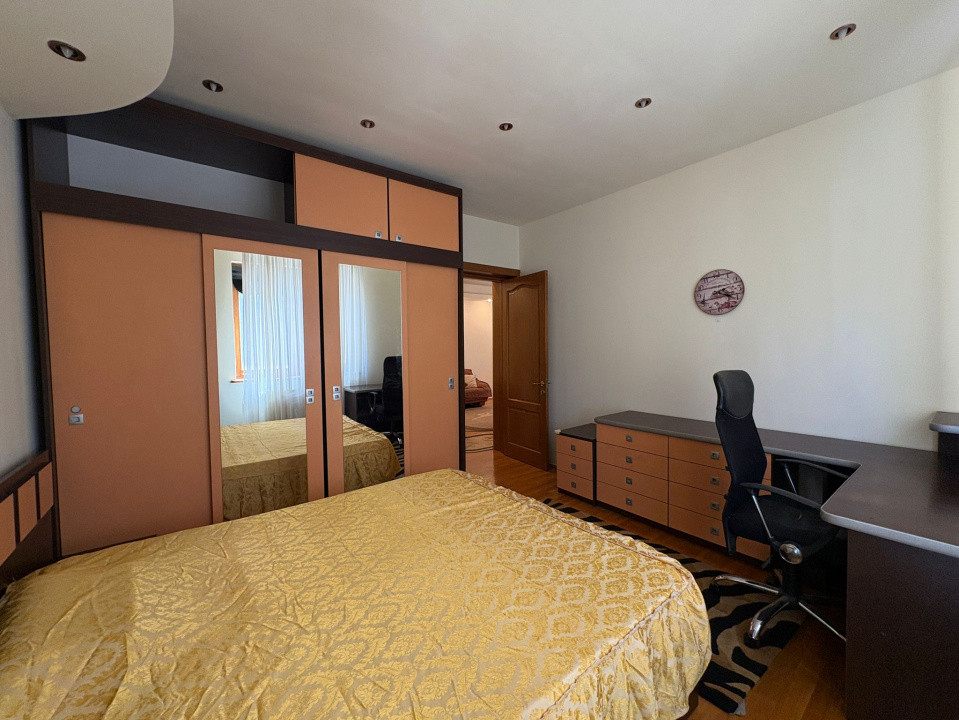 Apartament, 3 camere, 98 mp, semidecomandat, Centru , Zona Scoala Traian
