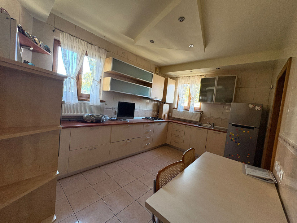 Apartament, 3 camere, 98 mp, semidecomandat, Centru , Zona Scoala Traian