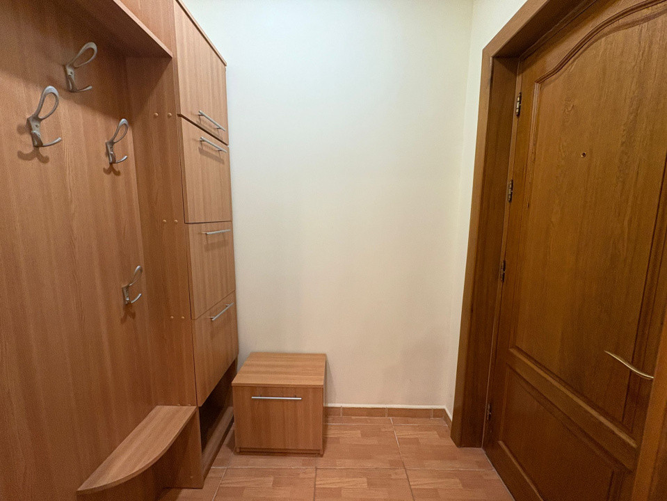 Apartament, 3 camere, 98 mp, semidecomandat, Centru , Zona Scoala Traian