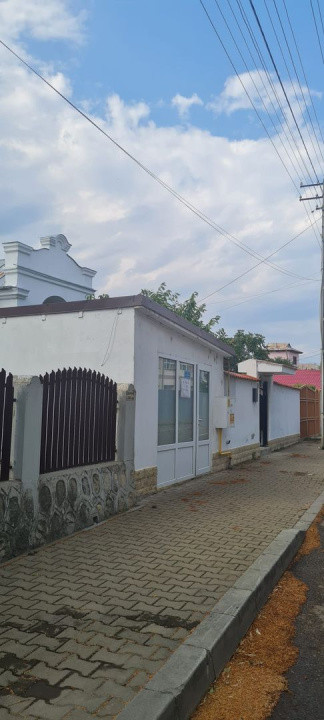 Casa 3 camere + spatiu comercial zona centrala Odobesti