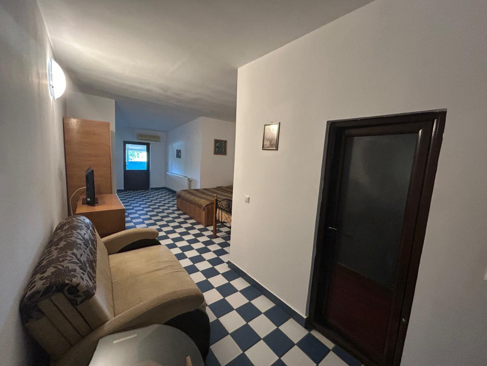 Afacere la cheie, 2963 mp utili, 21598 mp teren, Cernele