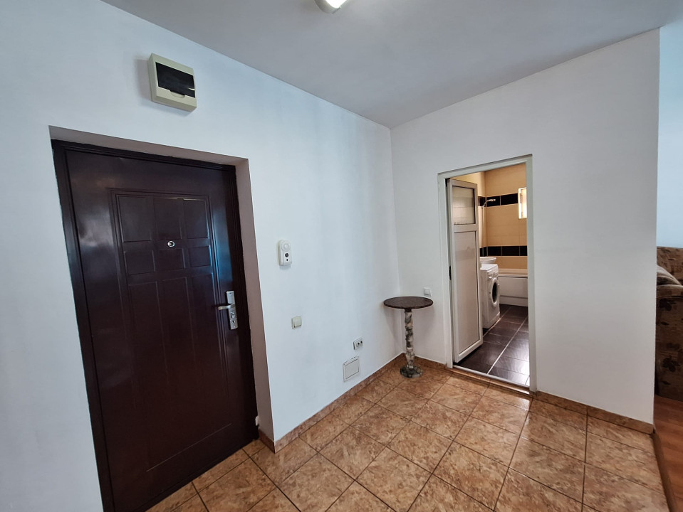 Apartament cu 2 camere semidecomandat, mobilat în Floreşti