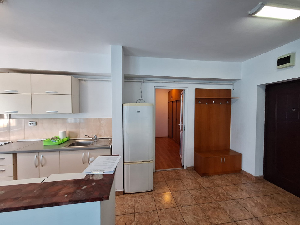 Apartament cu 2 camere semidecomandat, mobilat în Floreşti